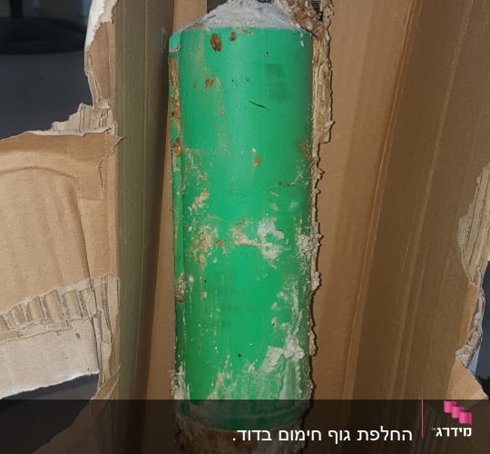 דוד שמש עם צינור ירוק וחלודה
